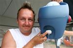 Per er begejstret for termo-vanddunken. Ved hjælp af 6 liter vand og to poser isterninger har familien koldt vand hele dagen.