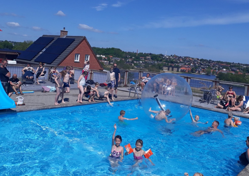 Einzigartige Lage mit Blick über die Stadt Hobro, dem Vesterfjord im Vordergrund und Aussicht auf den Mariagerfjord. Der Platz ist nur 10 Gehminuten auf einem schönen Naturpfad vom Zentrum von Hobro entfernt.