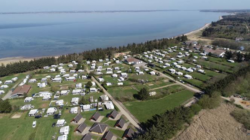 Nur einen Steinwurf vom Limfjord entfernt findest du den Limfjords Camping und Wasserpark, wo das ganze Jahr über viel Platz für Groß und Klein ist.
