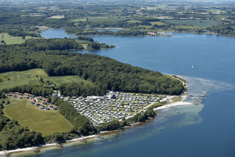 Der Platz liegt inmitten der schönsten Natur an der Nordküste von Løjtland am Kleinen Belt – umgeben von Wald, Strand und Wasser.
