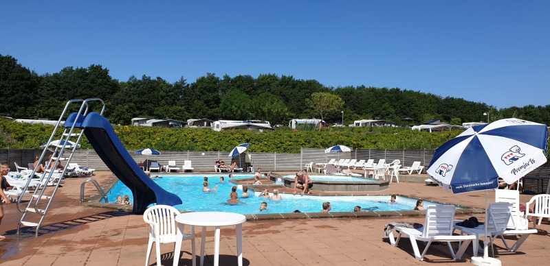 Der Platz ist terrassenförmig auf einem südlich ausgerichteten Hang angelegt und bietet einen einzigartigen und großartigen Ausblick über den Skive Fjord und die Landschaft am Fjord.