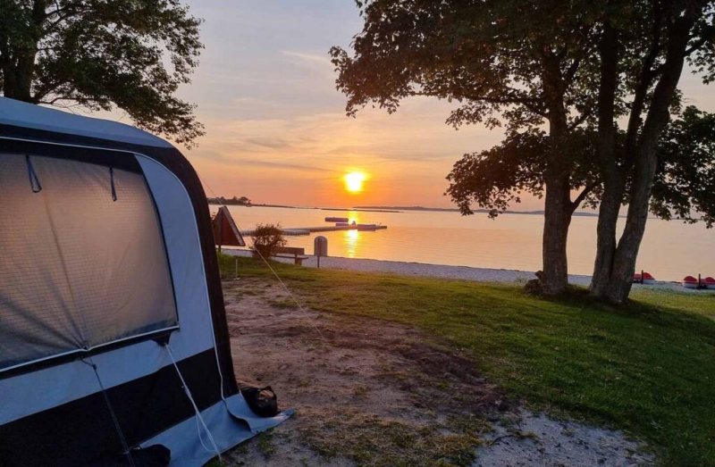 Bei uns bist du dem Meer ganz nah – und das gleich auf drei Seiten.
Mit direktem Zugang zu einem der schönsten, kinderfreundlichen
Badestrände.