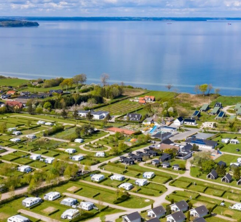 Willkommen in FYNS HYGGELIGE HJØRNE. Wo Sie einen bezaubernden Ausblick auf den Lillebælt, ein spannendes Wasserland und vieles mehr genießen.
