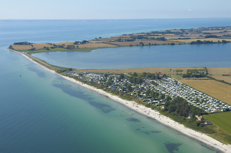Drejby Strand Camping auf Als ist ein Vier-Sterne-Campingplatz, der direkt zwischen der Ostsee und dem Kleinen Meer liegt.