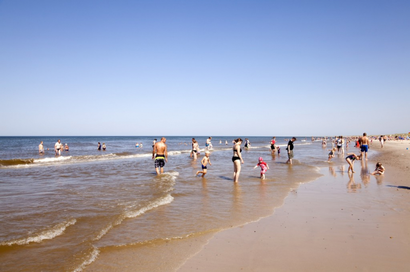 Der Campingplatz liegt nur 700 m von einem der schönsten Badestrände Europas entfernt. Rund um den Platz erstreckt sich eine wunderschöne Naturlandschaft mit Wald und Strand.